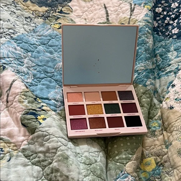 Persona Identity Two Eyeshadow palette bold colors - Picture 3 of 5